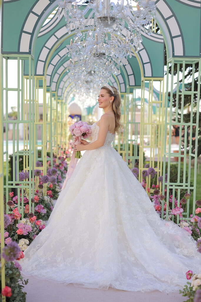 Balıkesir'deki düğünde gelin İrem'in yürüyüş yolundaki pozu