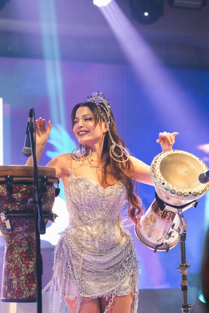 Ceren Özdemir’in darbuka show performansı – Kaya İzmir Thermal Otel düğün sahnesi, Gamze Köse çekimi