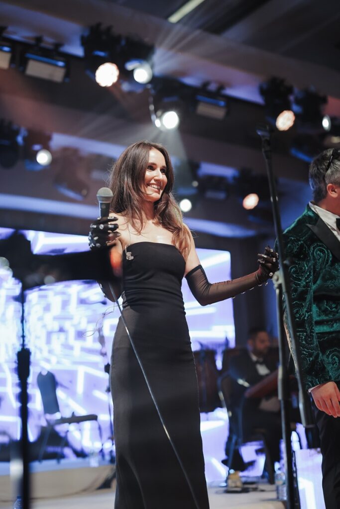 Sunshine Band solisti Ece Yıldız’ın Kaya İzmir Thermal Otel’de sahne aldığı düğün performansı – Gamze Köse çekimi