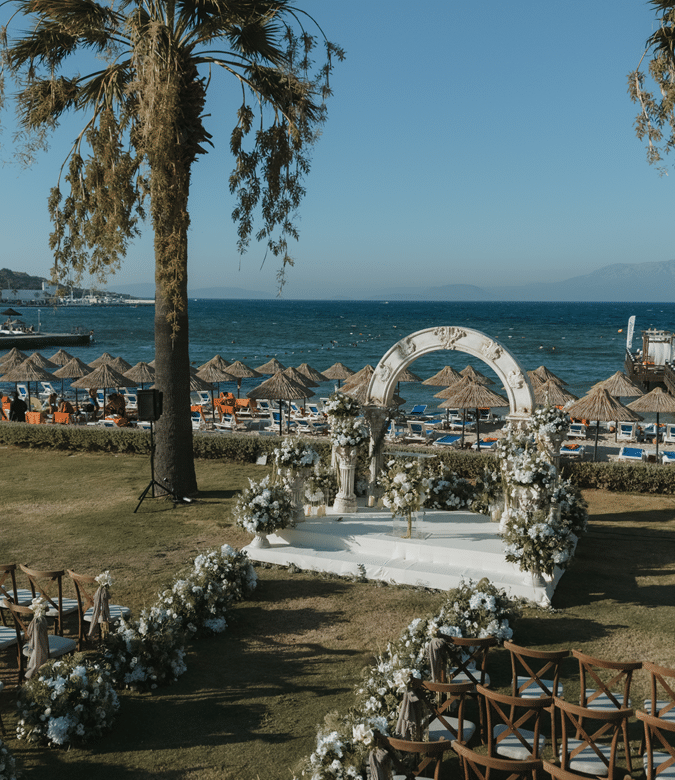 Feyhan & Max’in Çeşme düğün organizasyonunda deniz manzaralı açık hava nikâh alanı